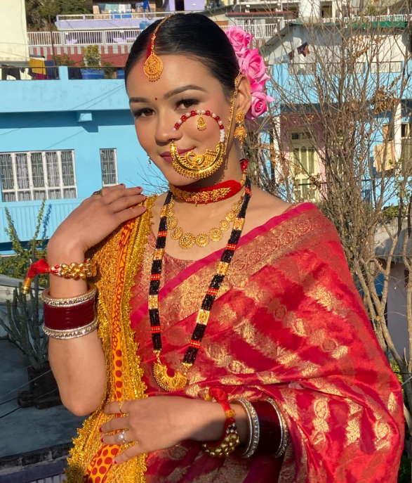 women in kumaoni traditonal attire